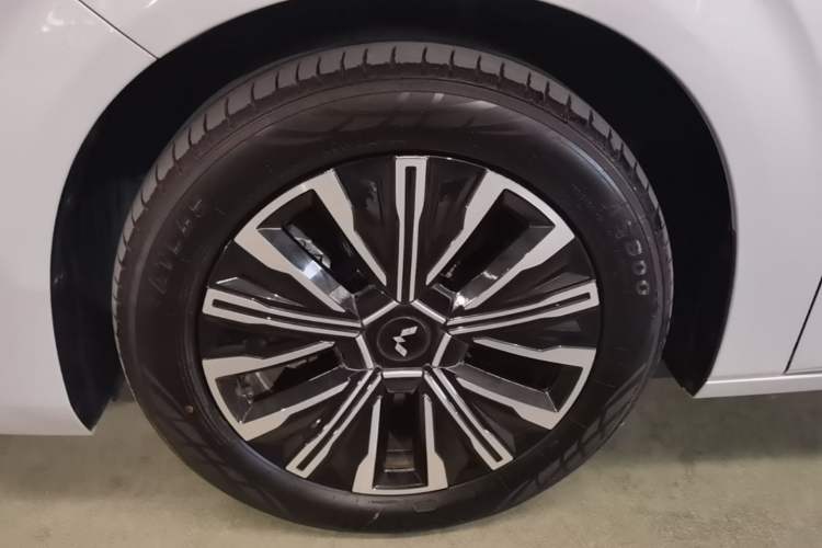 Used Wuling Starlight 730 2025 Model Plug-in Hybrid 125km Luxury Edition Left Front Wheel Hub