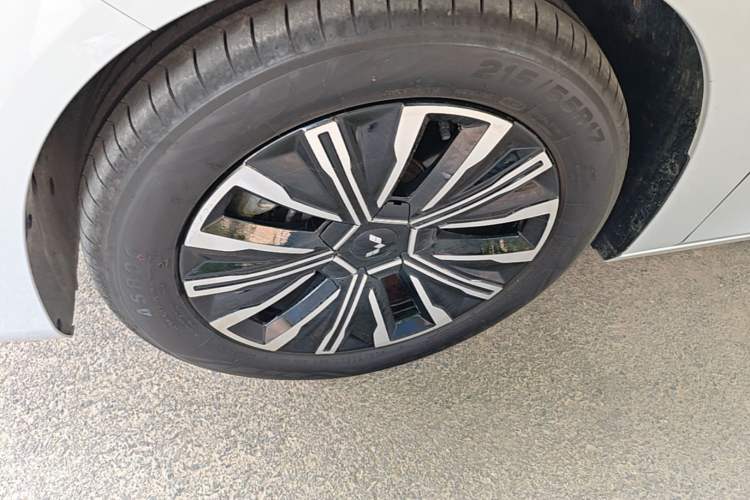 Used Wuling Starlight 730 2025 Model Plug-in Hybrid 125km Luxury Edition Left Front Wheel Hub