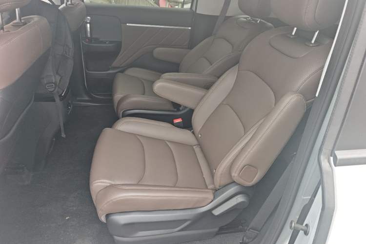 Used Wuling Starlight 730 2025 Model Plug-in Hybrid 125km Luxury Edition Left Rear Seat