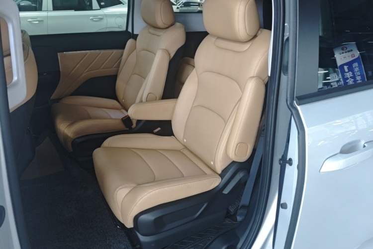 Used Wuling Starlight 730 2025 Model Plug-in Hybrid 125km Luxury Edition Left Rear Seat