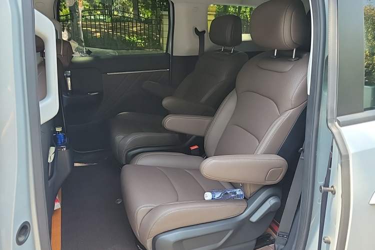 Used Wuling Starlight 730 2025 Model Plug-in Hybrid 125km Luxury Edition Left Rear Seat