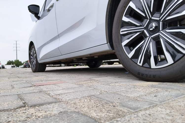Used Wuling Starlight 730 2025 Model Plug-in Hybrid 125km Luxury Edition Left Side Sill