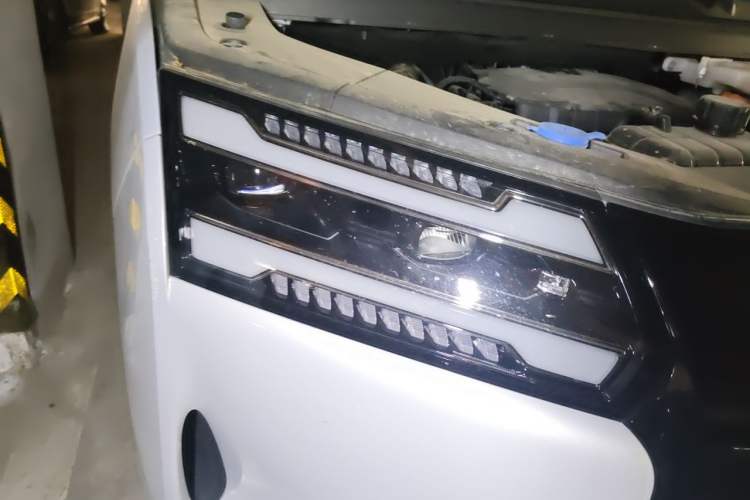 Used Wuling Starlight 730 2025 Model Plug-in Hybrid 125km Luxury Edition Right Front Headlight