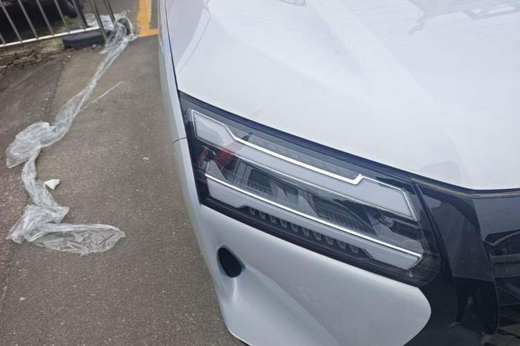 Used Wuling Starlight 730 2025 Model Plug-in Hybrid 125km Luxury Edition Right Front Headlight
