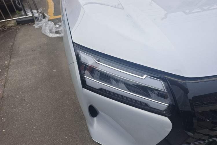 Used Wuling Starlight 730 2025 Model Plug-in Hybrid 125km Luxury Edition Right Front Headlight