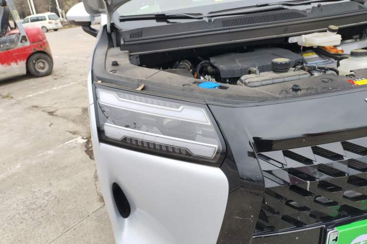 Used Wuling Starlight 730 2025 Model Plug-in Hybrid 125km Luxury Edition Right Front Headlight