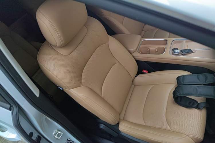 Used Wuling Starlight 730 2025 Model Plug-in Hybrid 125km Luxury Edition Right Front Seat