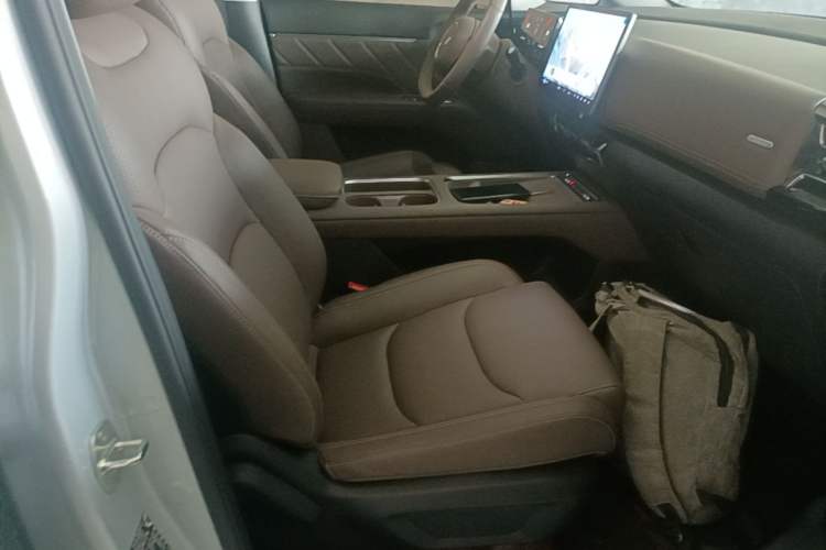 Used Wuling Starlight 730 2025 Model Plug-in Hybrid 125km Luxury Edition Right Front Seat