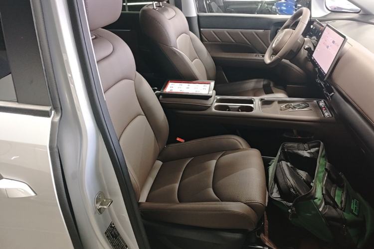 Used Wuling Starlight 730 2025 Model Plug-in Hybrid 125km Luxury Edition Right Front Seat