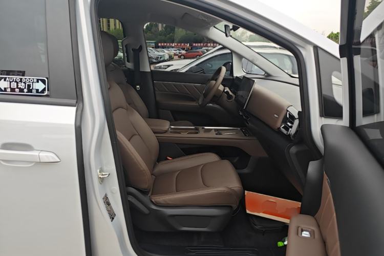 Used Wuling Starlight 730 2025 Model Plug-in Hybrid 125km Luxury Edition Right Front Seat