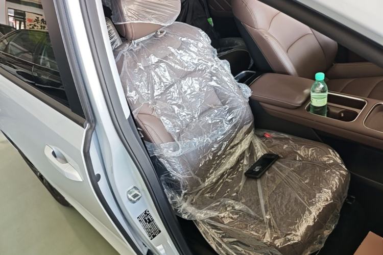 Used Wuling Starlight 730 2025 Model Plug-in Hybrid 125km Luxury Edition Right Front Seat