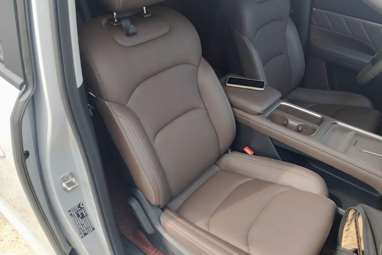 Used Wuling Starlight 730 2025 Model Plug-in Hybrid 125km Luxury Edition Right Front Seat