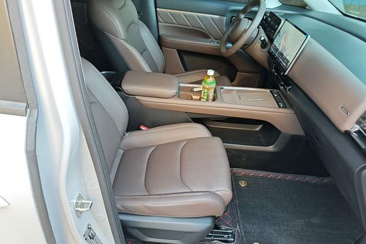 Used Wuling Starlight 730 2025 Model Plug-in Hybrid 125km Luxury Edition Right Front Seat