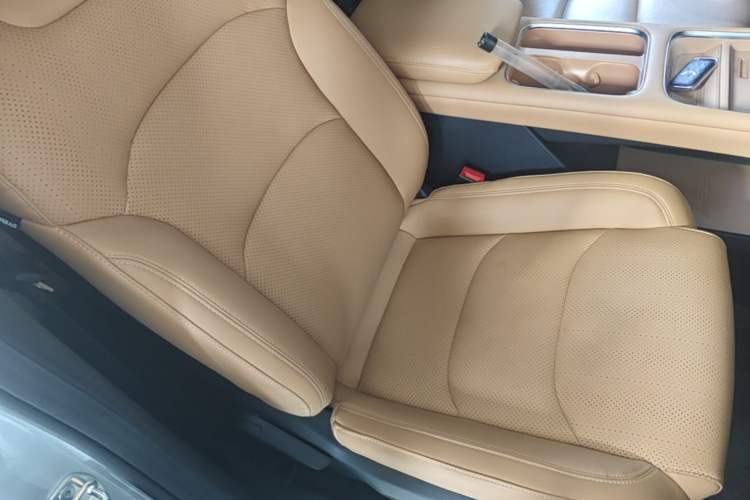 Used Wuling Starlight 730 2025 Model Plug-in Hybrid 125km Luxury Edition Right Front Seat