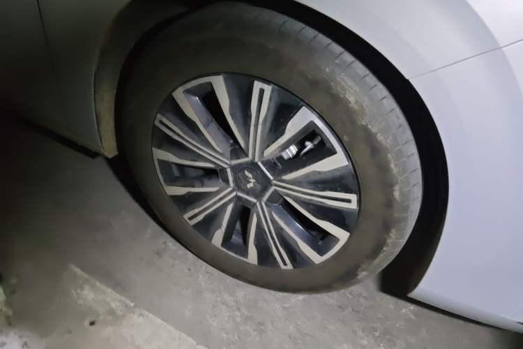Used Wuling Starlight 730 2025 Model Plug-in Hybrid 125km Luxury Edition Right Front Wheel Hub