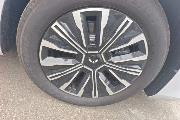 Used Wuling Starlight 730 2025 Model Plug-in Hybrid 125km Luxury Edition Right Front Wheel Hub