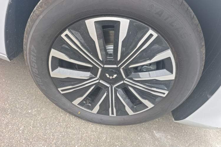 Used Wuling Starlight 730 2025 Model Plug-in Hybrid 125km Luxury Edition Right Front Wheel Hub