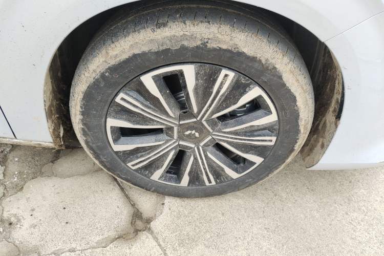 Used Wuling Starlight 730 2025 Model Plug-in Hybrid 125km Luxury Edition Right Front Wheel Hub