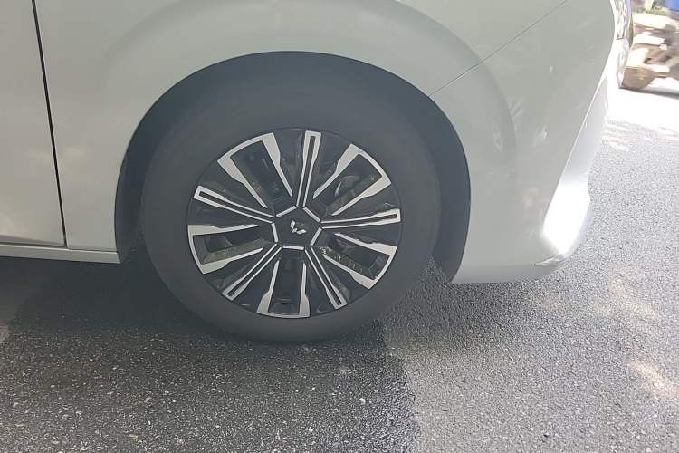 Used Wuling Starlight 730 2025 Model Plug-in Hybrid 125km Luxury Edition Right Front Wheel Hub