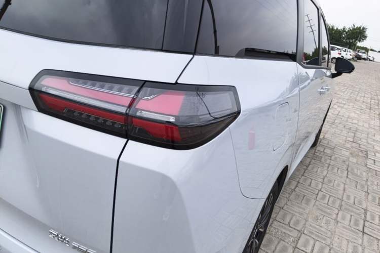 Used Wuling Starlight 730 2025 Model Plug-in Hybrid 125km Luxury Edition Right Rear Taillight