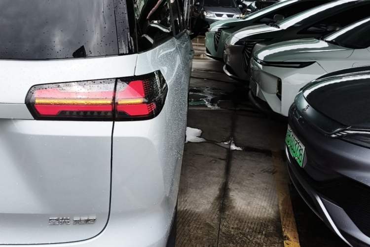 Used Wuling Starlight 730 2025 Model Pure Electric 500km Luxury Edition Right Rear Taillight