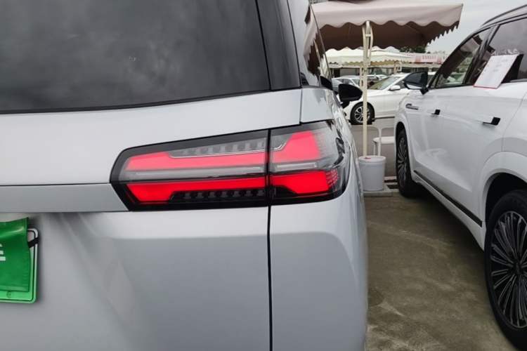 Used Wuling Starlight 730 2025 Model Plug-in Hybrid 125km Luxury Edition Right Rear Taillight