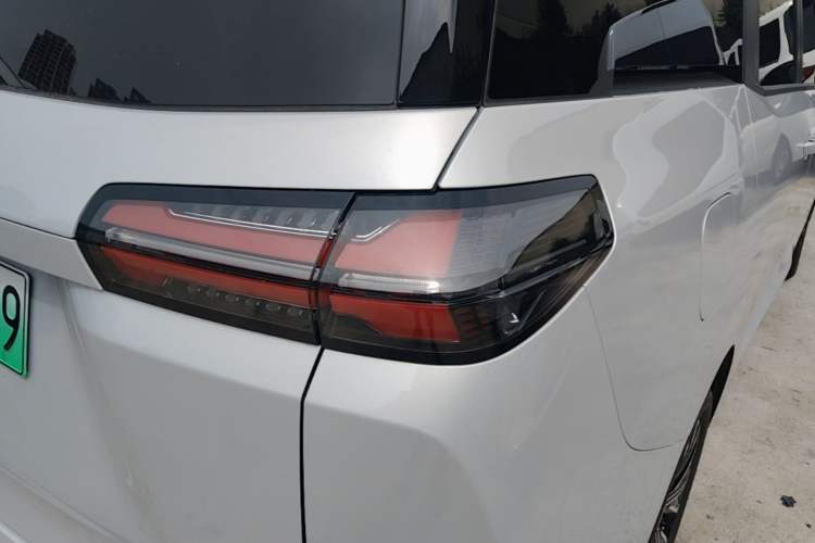 Used Wuling Starlight 730 2025 Model Plug-in Hybrid 125km Luxury Edition Right Rear Taillight