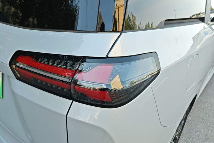 Used Wuling Starlight 730 2025 Model Plug-in Hybrid 125km Luxury Edition Right Rear Taillight