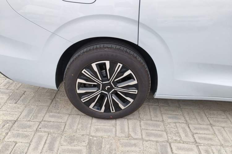 Used Wuling Starlight 730 2025 Model Plug-in Hybrid 125km Luxury Edition Right Rear Wheel Hub