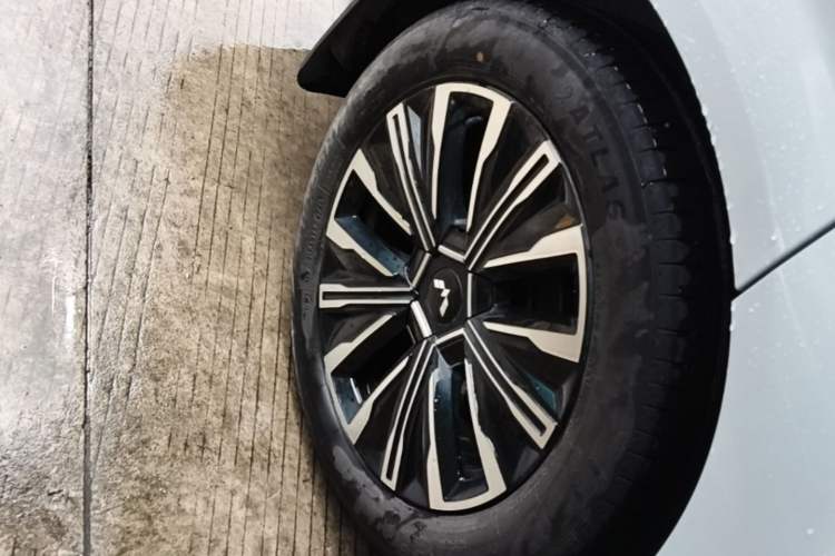 Used Wuling Starlight 730 2025 Model Pure Electric 500km Luxury Edition Right Rear Wheel Hub