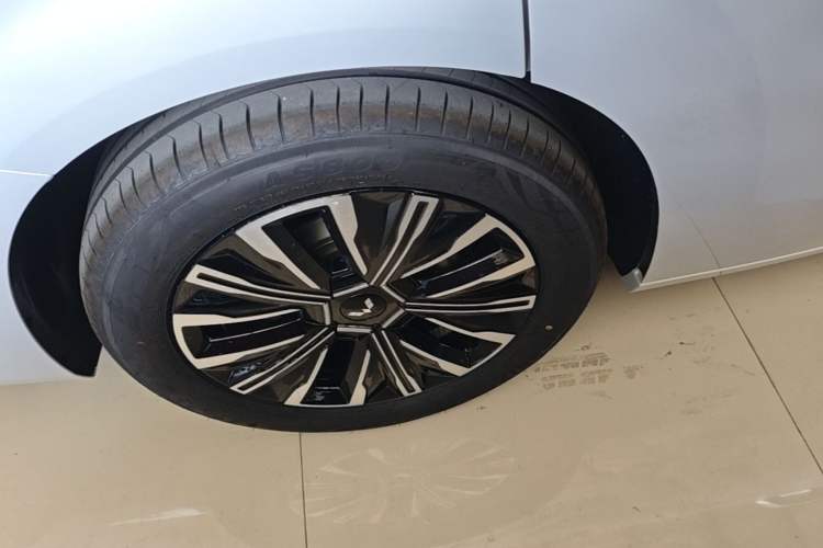 Used Wuling Starlight 730 2025 Model Pure Electric 500km Luxury Edition Right Rear Wheel Hub