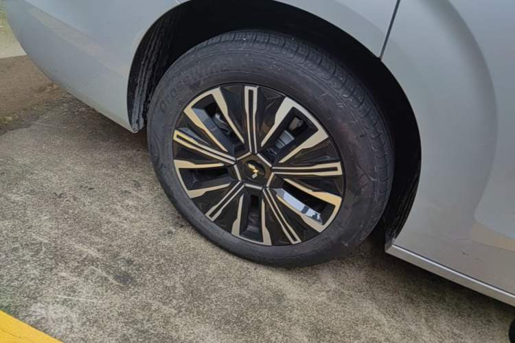 Used Wuling Starlight 730 2025 Model Plug-in Hybrid 125km Luxury Edition Right Rear Wheel Hub