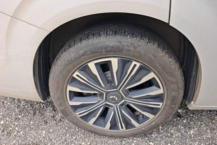 Used Wuling Starlight 730 2025 Model Pure Electric 500km Luxury Edition Right Rear Wheel Hub