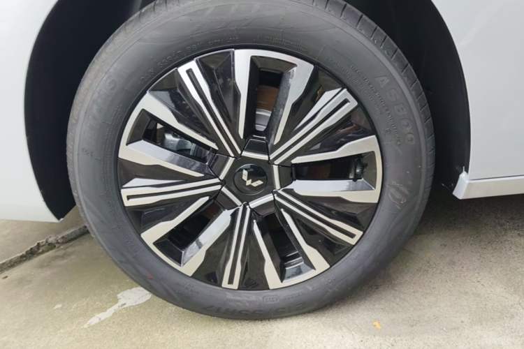 Used Wuling Starlight 730 2025 Model Plug-in Hybrid 125km Luxury Edition Right Rear Wheel Hub