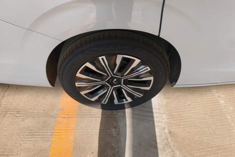 Used Wuling Starlight 730 2025 Model Plug-in Hybrid 125km Luxury Edition Right Rear Wheel Hub