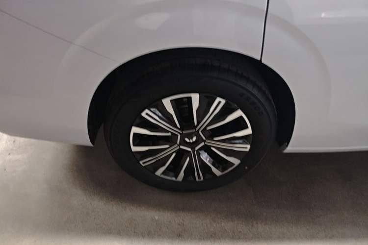 Used Wuling Starlight 730 2025 Model Plug-in Hybrid 125km Luxury Edition Right Rear Wheel Hub