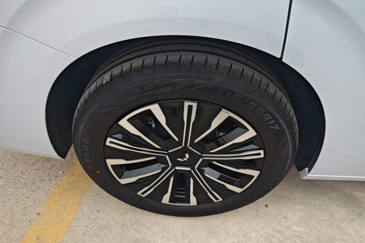 Used Wuling Starlight 730 2025 Model Plug-in Hybrid 125km Luxury Edition Right Rear Wheel Hub