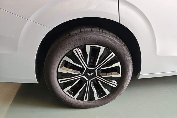 Used Wuling Starlight 730 2025 Model Plug-in Hybrid 125km Luxury Edition Right Rear Wheel Hub