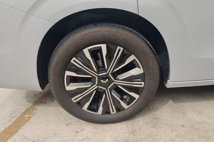 Used Wuling Starlight 730 2025 Model Plug-in Hybrid 125km Luxury Edition Right Rear Wheel Hub