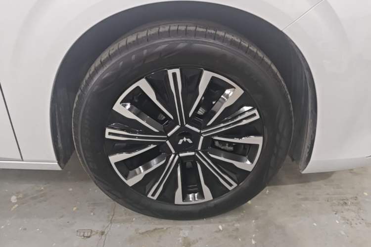 Used Wuling Starlight 730 2025 Model Plug-in Hybrid 125km Luxury Edition Right Rear Wheel Hub