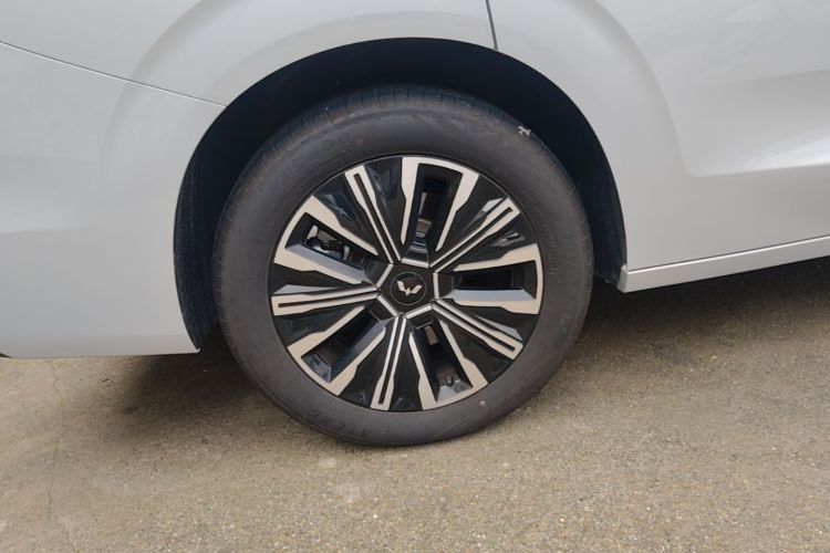 Used Wuling Starlight 730 2025 Model Plug-in Hybrid 125km Luxury Edition Right Rear Wheel Hub