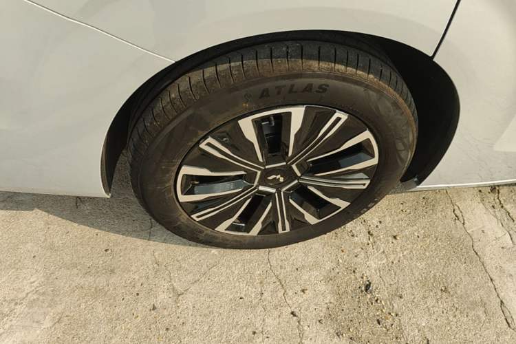 Used Wuling Starlight 730 2025 Model Pure Electric 500km Luxury Edition Right Rear Wheel Hub
