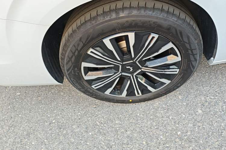 Used Wuling Starlight 730 2025 Model Plug-in Hybrid 125km Luxury Edition Right Rear Wheel Hub