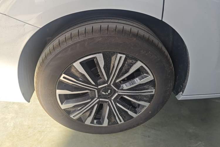 Used Wuling Starlight 730 2025 Model Plug-in Hybrid 125km Luxury Edition Right Rear Wheel Hub