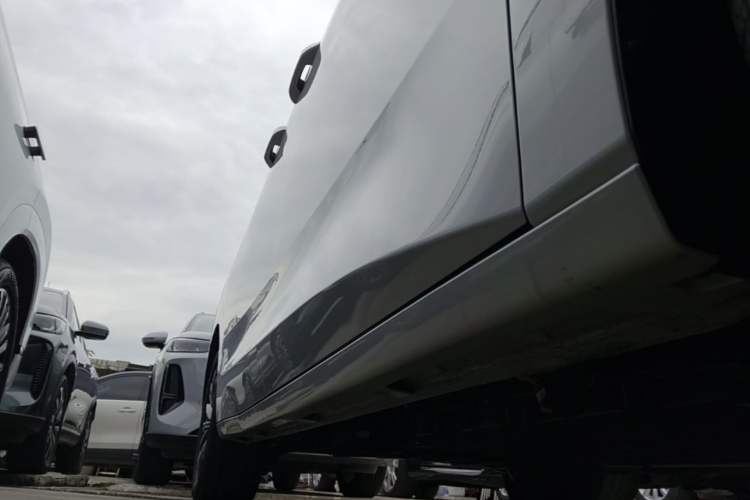 Used Wuling Starlight 730 2025 Model Plug-in Hybrid 125km Luxury Edition Right Side Sill