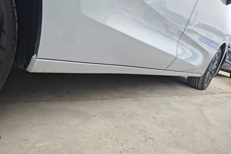 Used Wuling Starlight 730 2025 Model Plug-in Hybrid 125km Luxury Edition Right Side Sill