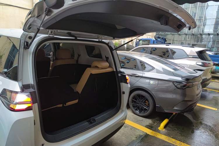 Used Wuling Starlight 730 2025 Model Plug-in Hybrid 125km Luxury Edition Trunk