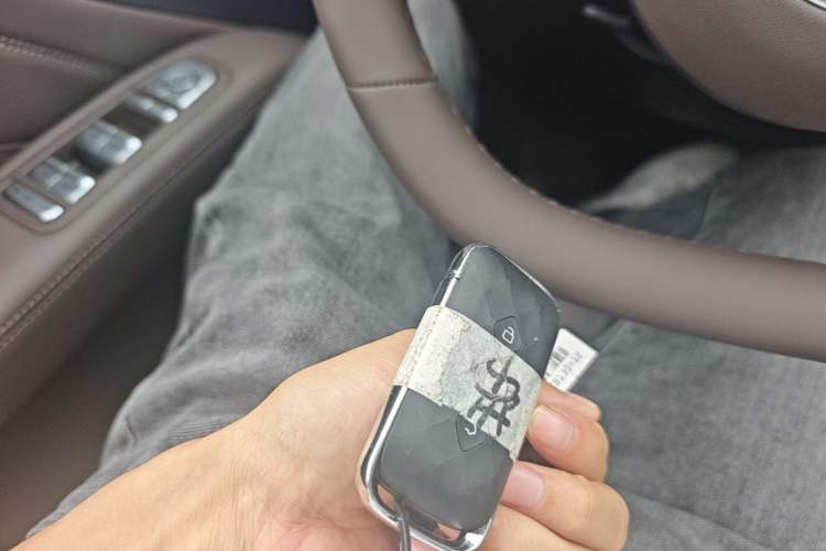 Used Wuling Starlight 730 2025 Model Plug-in Hybrid 125km Luxury Edition Vehicle Key
