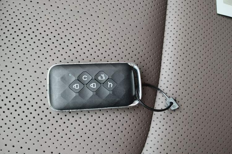 Used Wuling Starlight 730 2025 Model Plug-in Hybrid 125km Luxury Edition Vehicle Key
