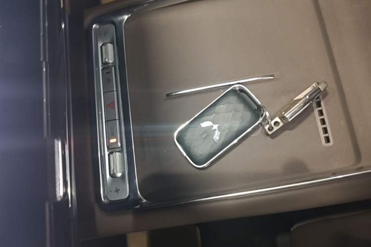 Used Wuling Starlight 730 2025 Model Plug-in Hybrid 125km Luxury Edition Vehicle Key